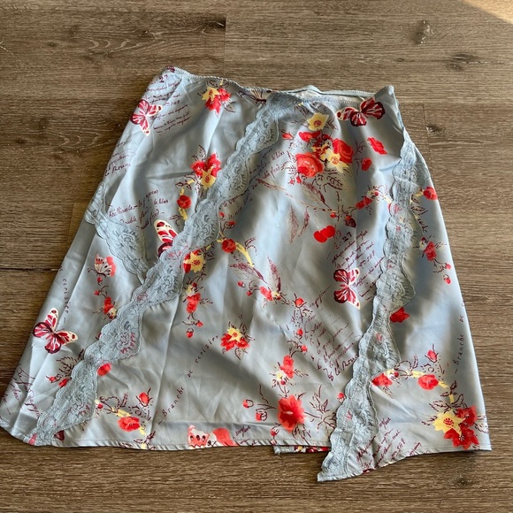 Free People Dresses & Skirts - Free People Light Gray Floral Asymmetrical Lace Trim Skirt